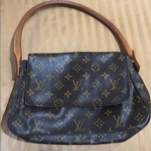 Louis Vuitton classic purse